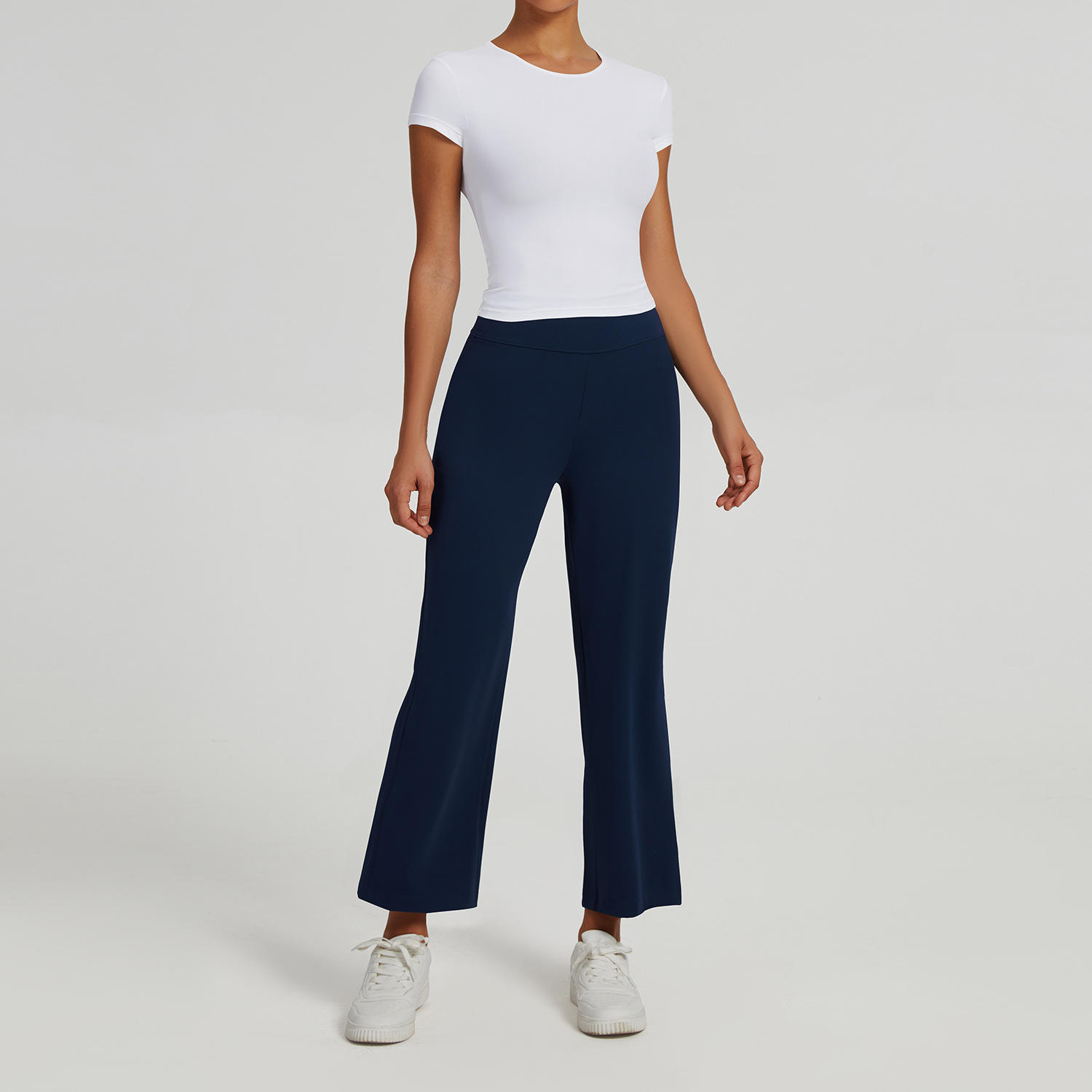 กางเกงลำลองแขนสั้นสีขาวในโทนสีน้ำเงินเข้ม