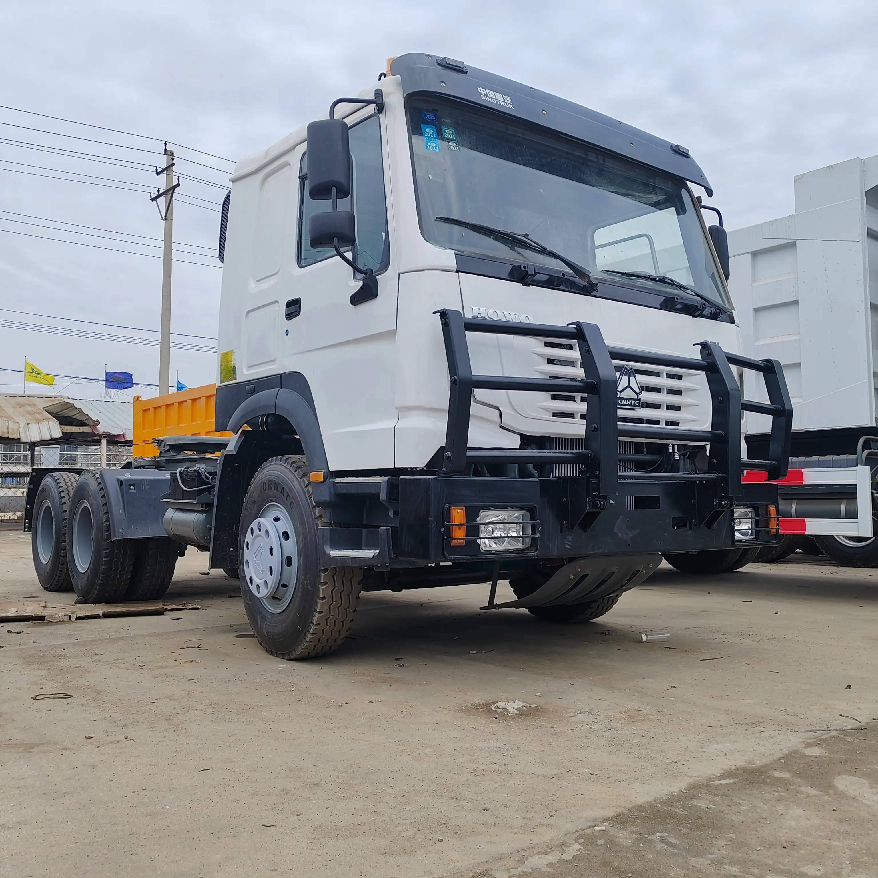 Howo Sinotruck 6x4 รถบรรทุกรถแทรกเตอร์สําหรับงานหนักน้ํามันเชื้อเพลิงดีเซลเกียร์ธรรมดาพวงมาลัยซ้ายยูโร 3 375Hp หัวรถแทรกเตอร์สําหรับขาย