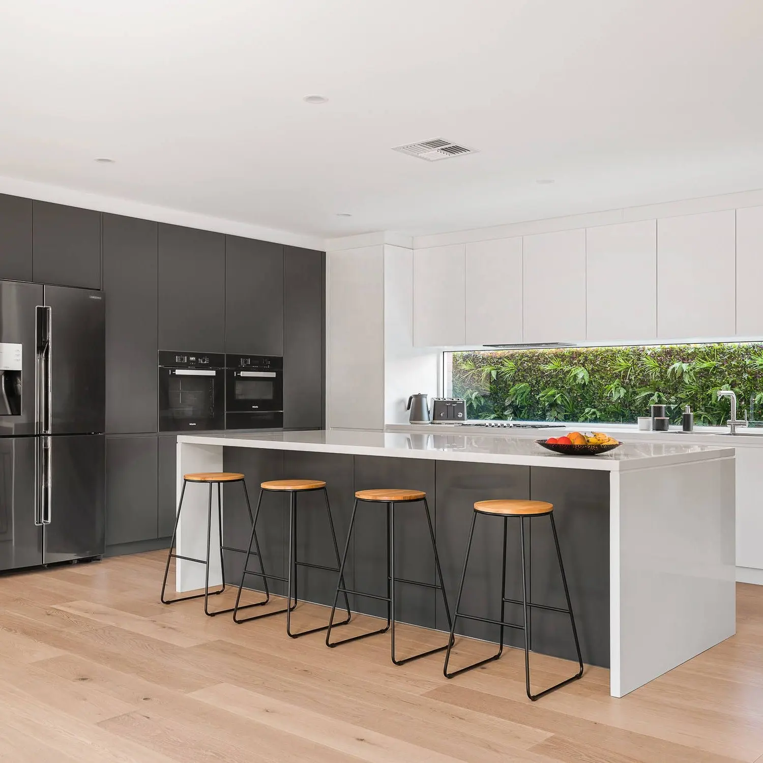 Nuevos diseños modernos de gabinetes de cocina negros acabados en laca mate de chapa de madera