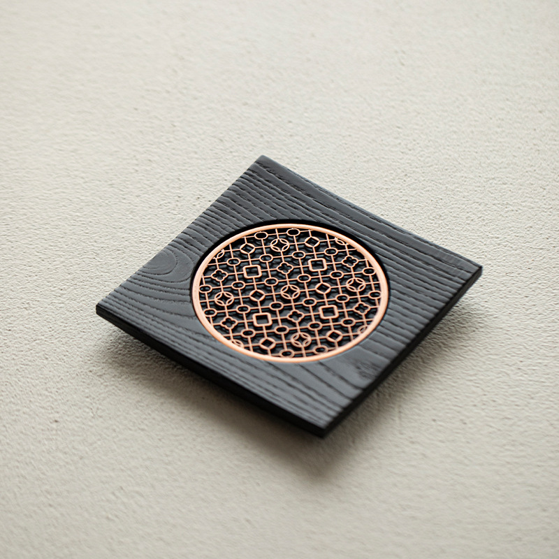 Wooden pot with metal gasket