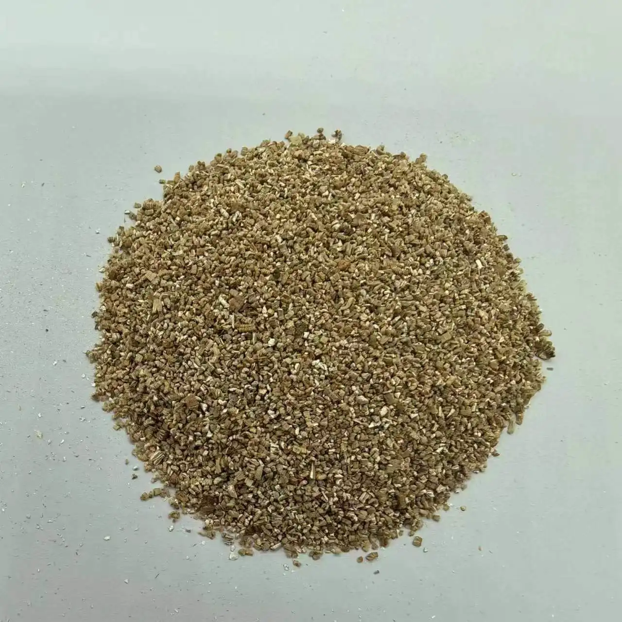 High quality Industrial grade agriculture Dark green vermiculite expanded vermiculite sheet medium grind vermiculite