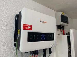 Bluesun satışa yüksek verimli güneş invertör hibrid Ip 65 hibrid güneş inverteri <span class=keywords><strong>10kw</strong></span> 12kw 15kw 3 faz <span class=keywords><strong>380V</strong></span> ab pazarı için