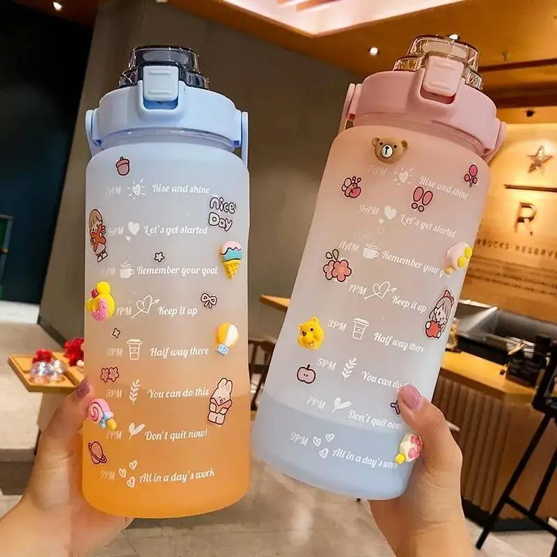 BPA मुक्त जिम चौड़े मुंह 2000ml पानी सुराही पीने बोतल 2L बड़े क्षमता प्लास्टिक खेल पानी की बोतल के साथ समय मार्कर और पुआल
