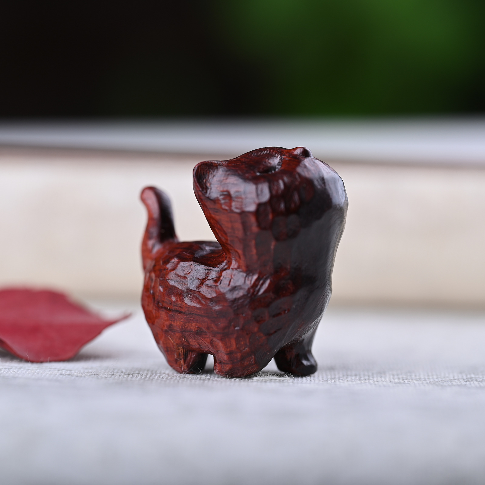 red sandalwood-diamond hammer pattern tsundere cat