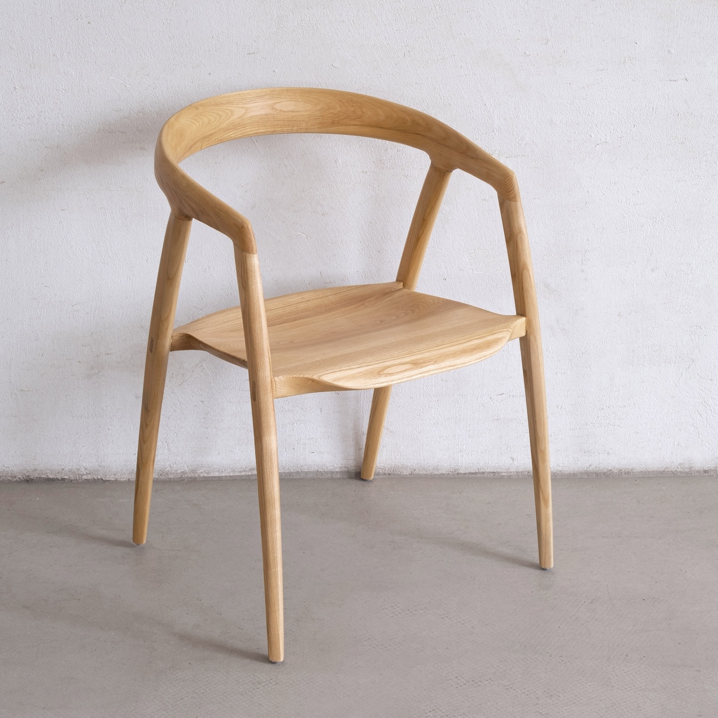 notez la couleur de la chaise à couteau étrange en bois massif de cire blanche