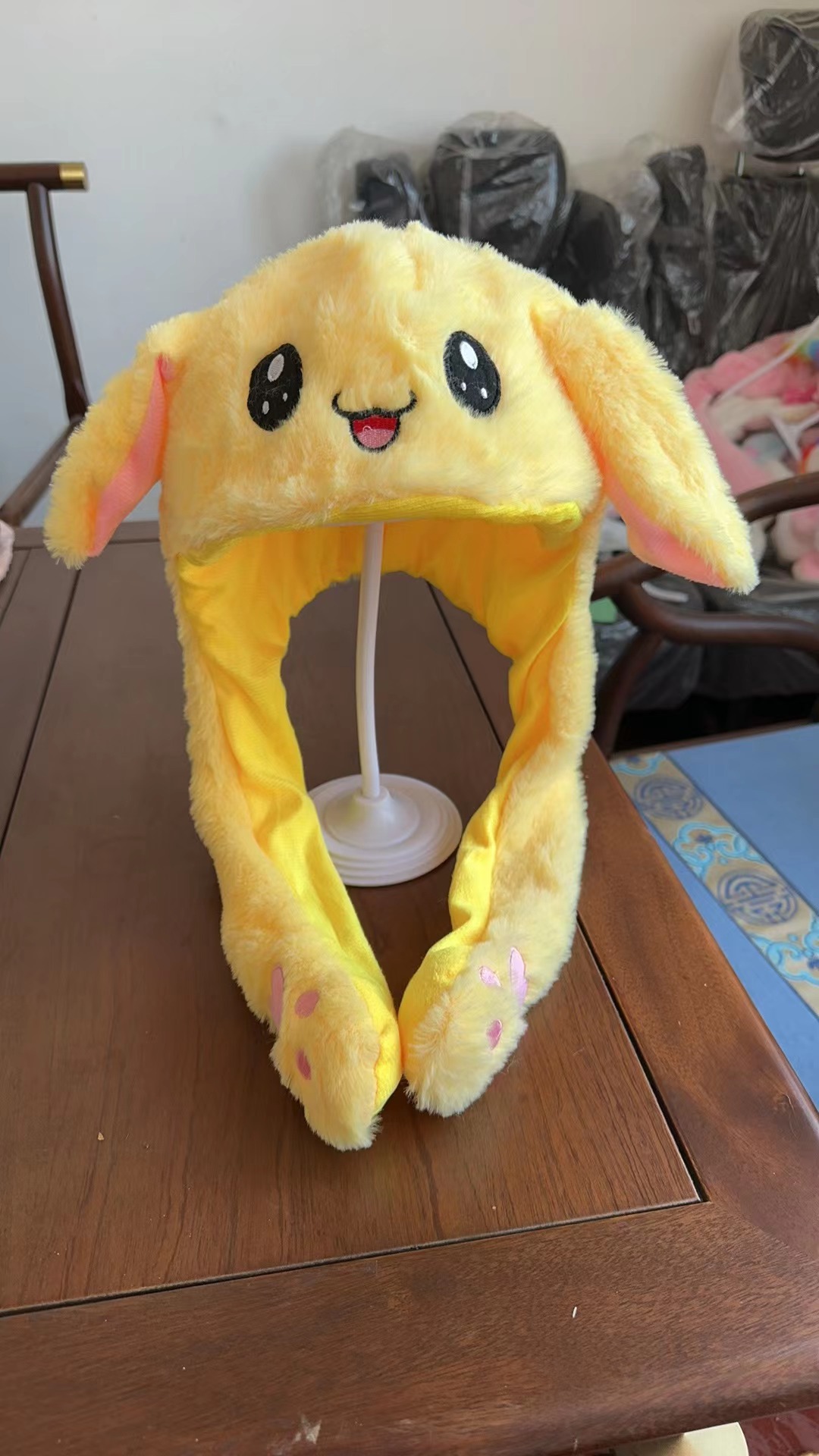 Chapeau de lapin jaune brillant