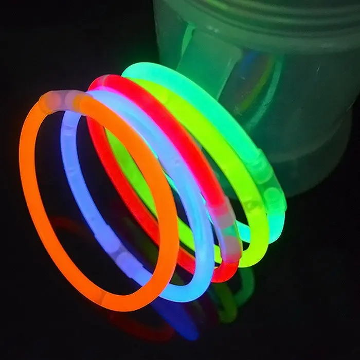 Bastoncini di colore assortiti glow stick 100 confezione glow in the dark bracciale bracciale premium 8 pollici lumistick per la festa