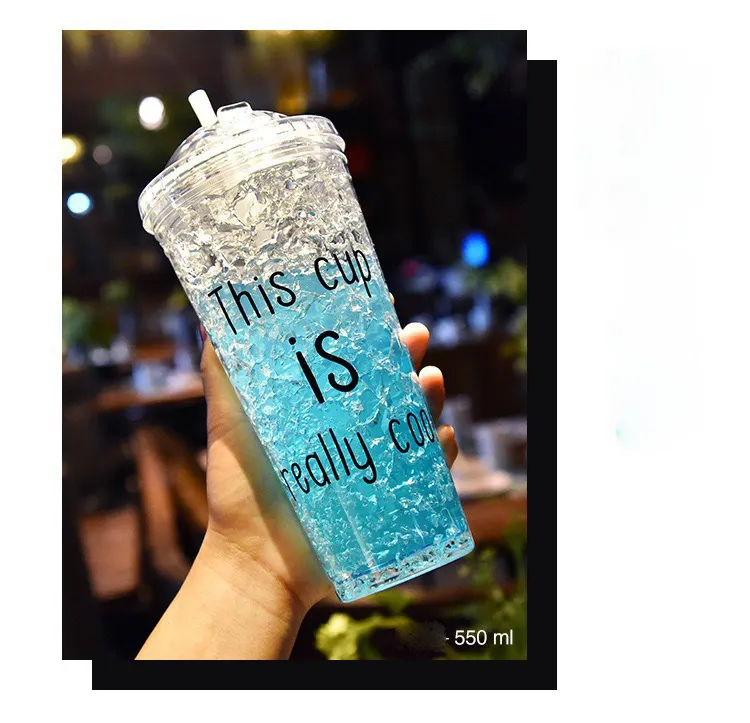 Taza de agua fresca y encantadora roja de red plana fría de hielo