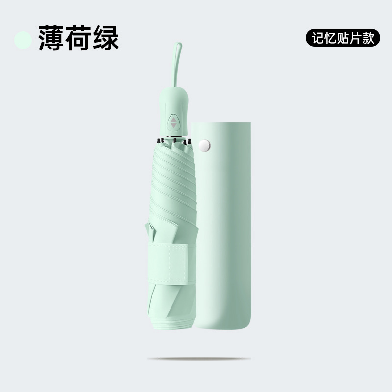Paraguas ultraligero verde menta, plegable en tres partes, con 6 varillas y diseño anti-apilamiento.