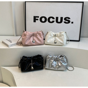 אור חדש יוקרתי של נשים קפלים עיצוב crossbody תיק אופנתי קטן תיק יד עגלה צבע מוצק ruffles פוליאסטר
