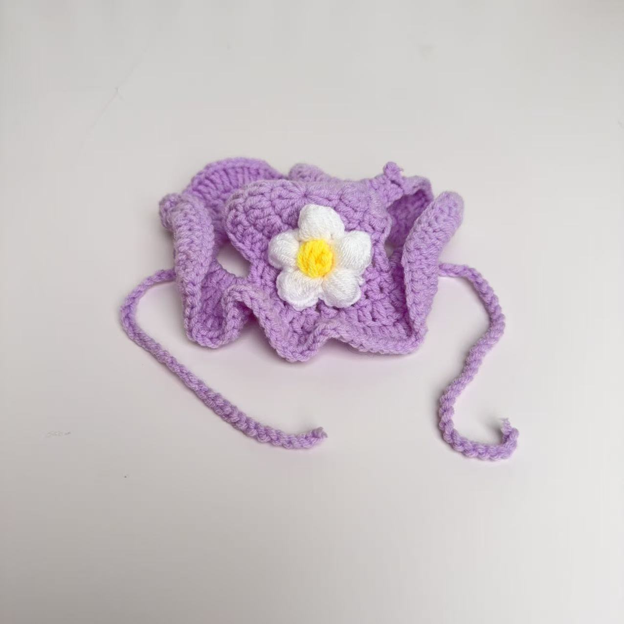 Chapeau à fleurs violettes