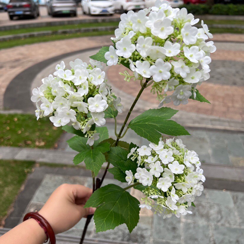 Hidrangea blanca de madera con 3 cabezas.