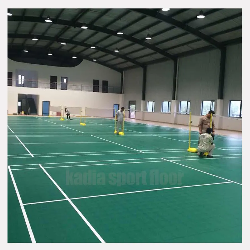 लक्जरी बहुलक एथलेटिक टेनिस बैडमिंटन खेल बैडमिंटन कोर्ट के लिए सामग्री तकिया परत स्वयं leveling फर्श