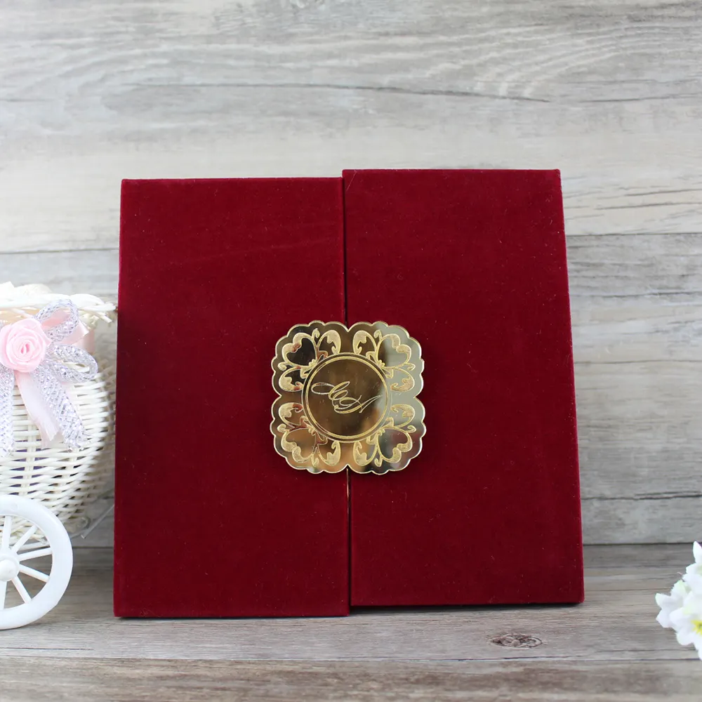 Cartoline di carta d'invito di nozze acriliche lussuose in velluto bordeaux con etichette personalizzate in acrilico a specchio d'oro