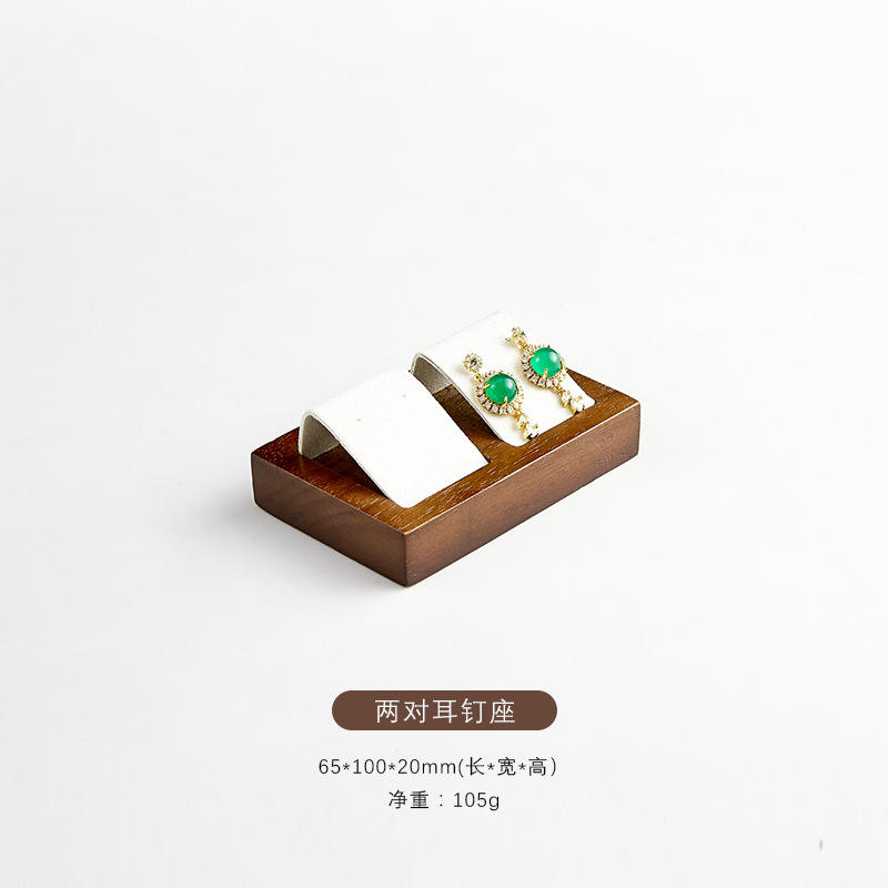 Deux paires de boucles d'oreilles