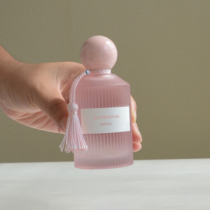 カラフルなタッセル付きストライプピンクガラス香水瓶30ml 50 ml 100 ml最新デザイン高級ラウンド香水瓶 - Product Image 1