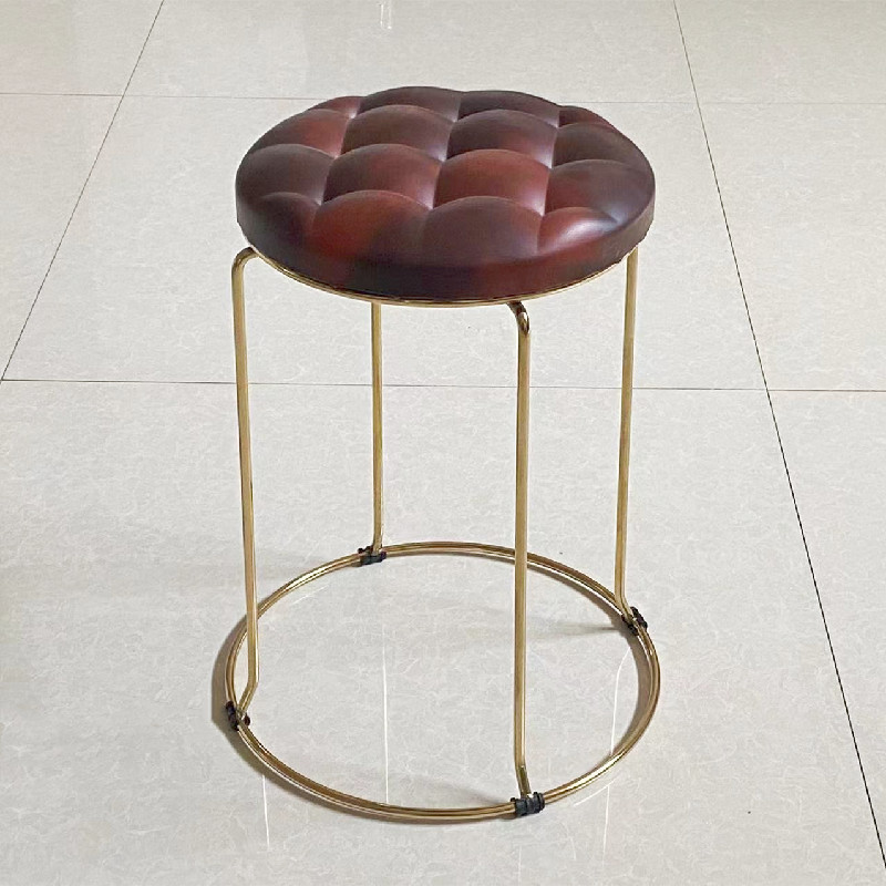 Plaqué or audacieux, brun rougeâtre, 46 cm de hauteur.