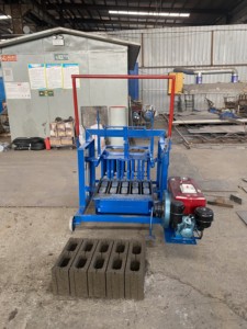 Máquina hidráulica de fabricación de ladrillos para uso doméstico con motor y caja de cambios para la producción de hormigón y ladrillos en Cabo Verde - Product Image 3