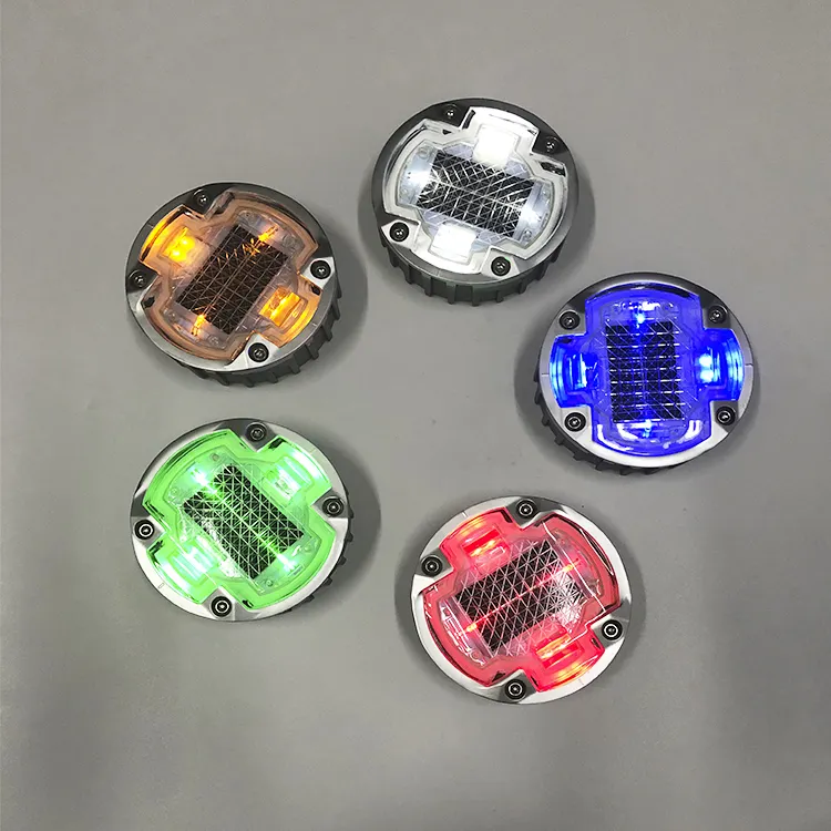 Goujons solaires en aluminium PC avec cercle de type 4 vis étanches IP68 LED disponibles en cinq couleurs