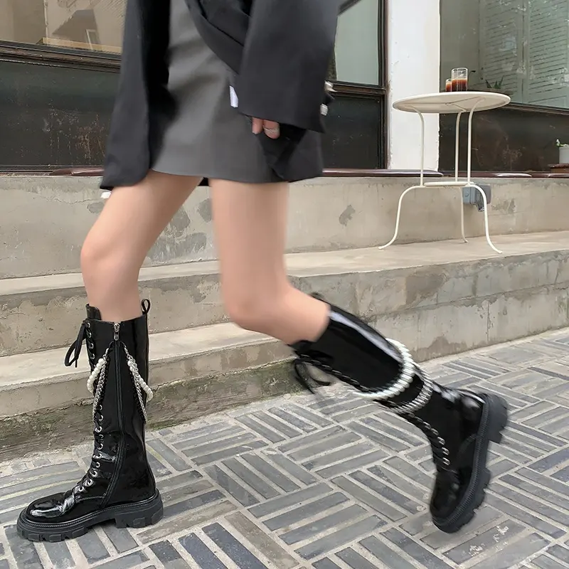 Bayanlar için büyüleyici yeni kış uzun çizmeler inci zincir yuvarlak ayak kalın taban Patent deri kadın diz çizmeler
