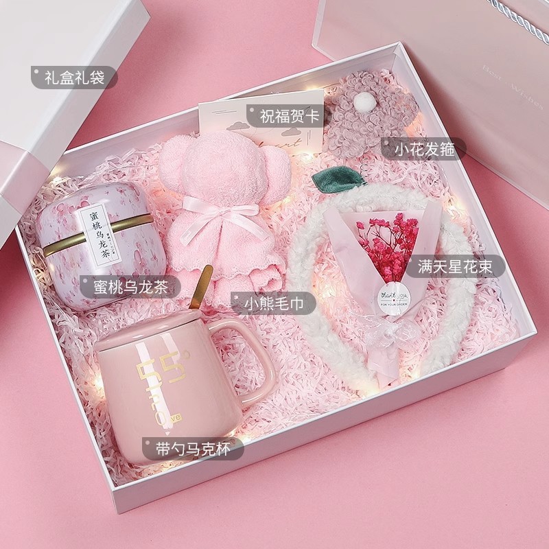 Taza de té floral, pinza para el cabello, toalla, ramo de flores, tarjeta de felicitación, regalo