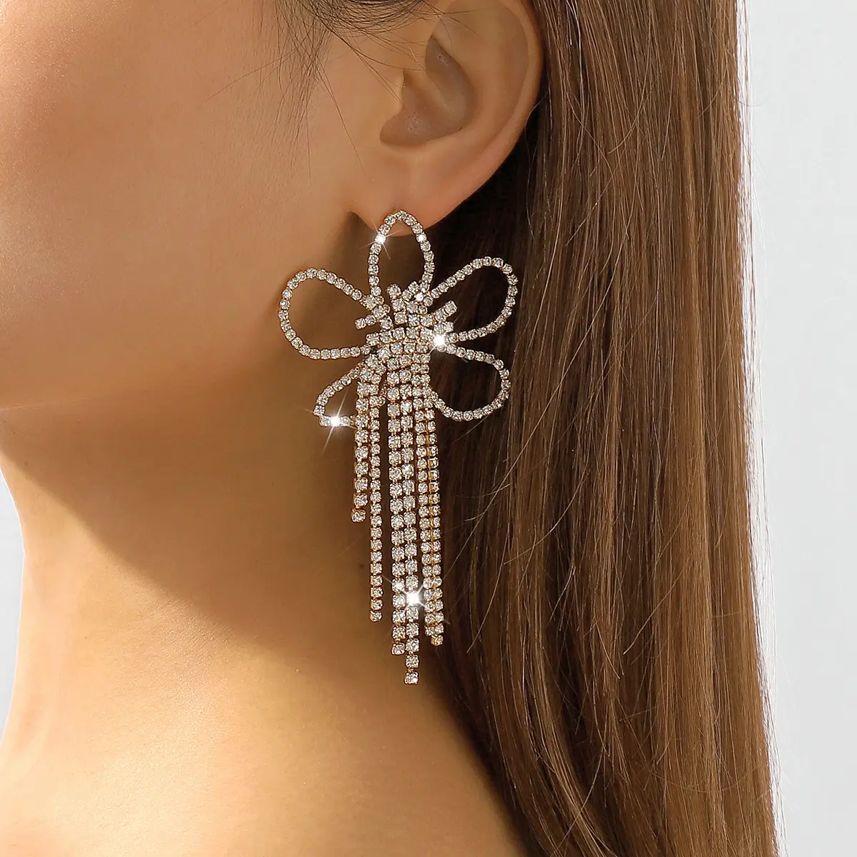 Accessori a forma di fiore di cristallo all'ingrosso orecchini pendenti in acciaio inossidabile da donna con diamanti pieni di nappe lunghe gioielli di moda