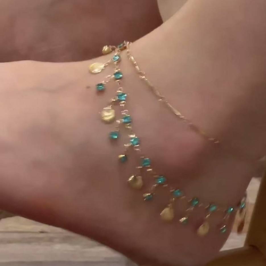 กำไลข้อเท้าสองชั้นเงางามเป็นพิเศษ