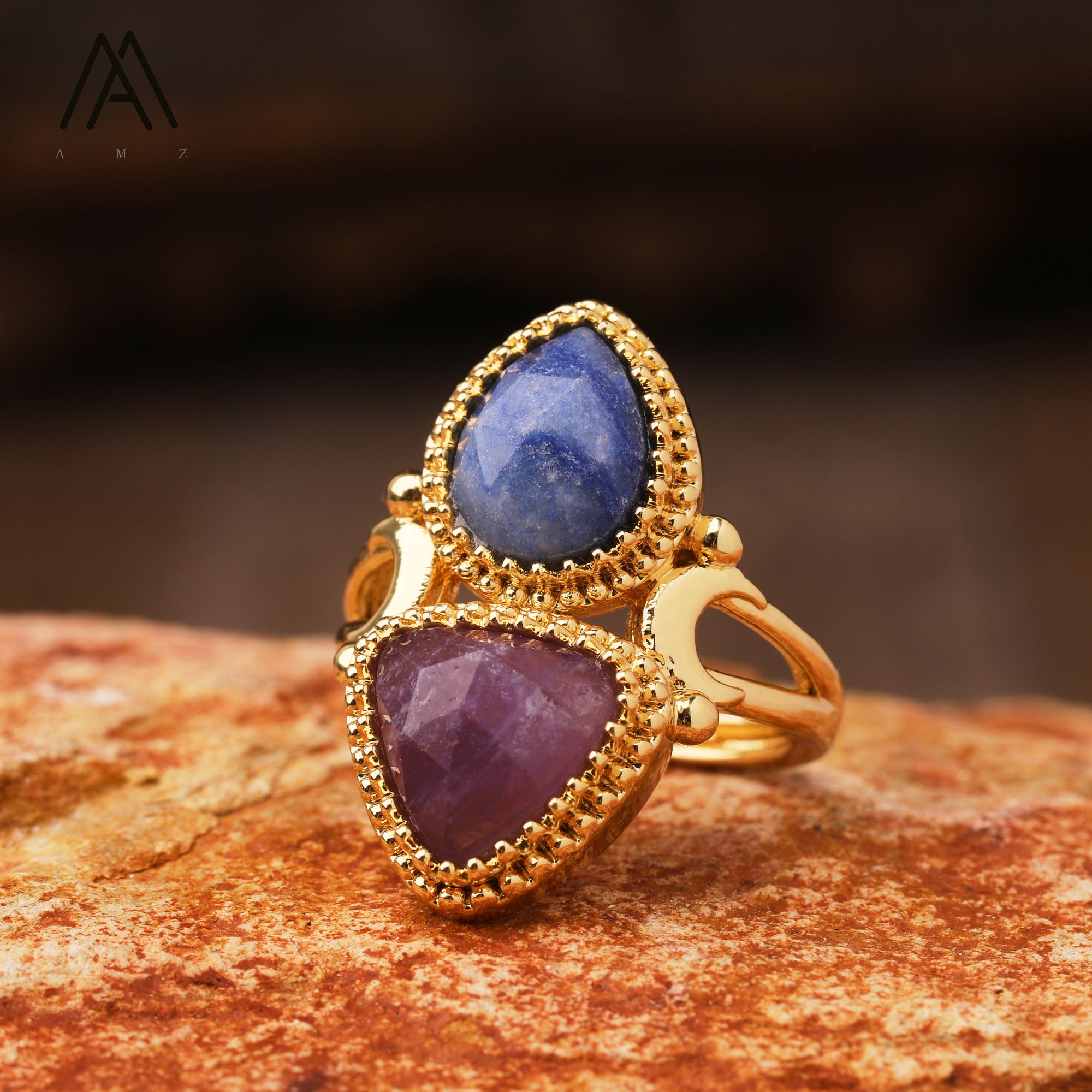 Anillo de oro con cianita azul