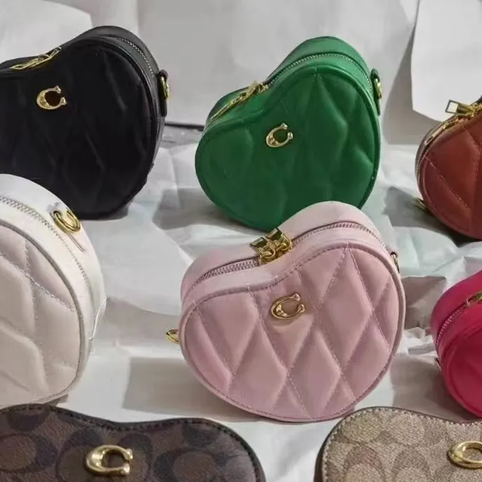 Le nuove borse e cinture di moda per ragazze impostano borse ispirate ai designer di bambini con lettere di marca