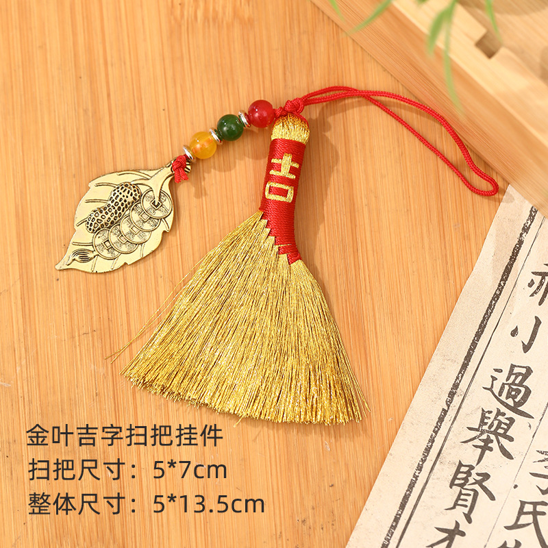Pendentif balai en or avec personnage de bon augure feuille dorée