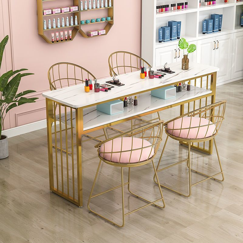 Une table et 4 chaises