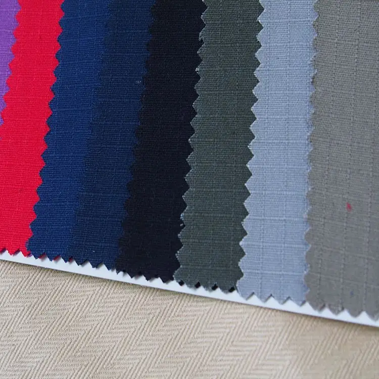 Ripstop ผ้าทอลายทแยงชุดทำงานสีเข้ม65% ผ้าโพลีเอสเตอร์35% ผ้าฝ้ายขนาด21*21 108*58ลายพราง