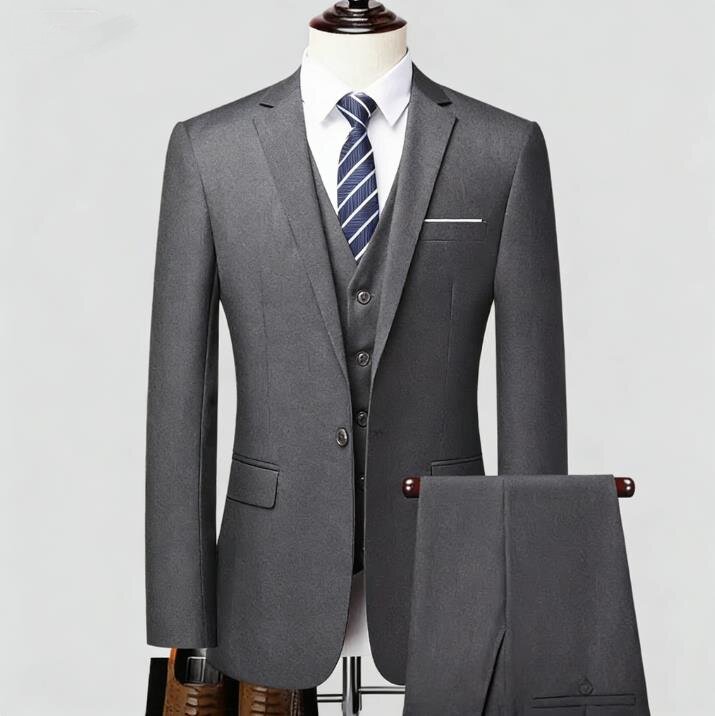 Ensemble veste grise, chemise et pantalon à un bouton.