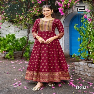 新系列人造丝Anarkali礼服，颈部刺绣，为女性准备批量制作Anarkali Salwar <span class=keywords><strong>Kameez</strong></span>
