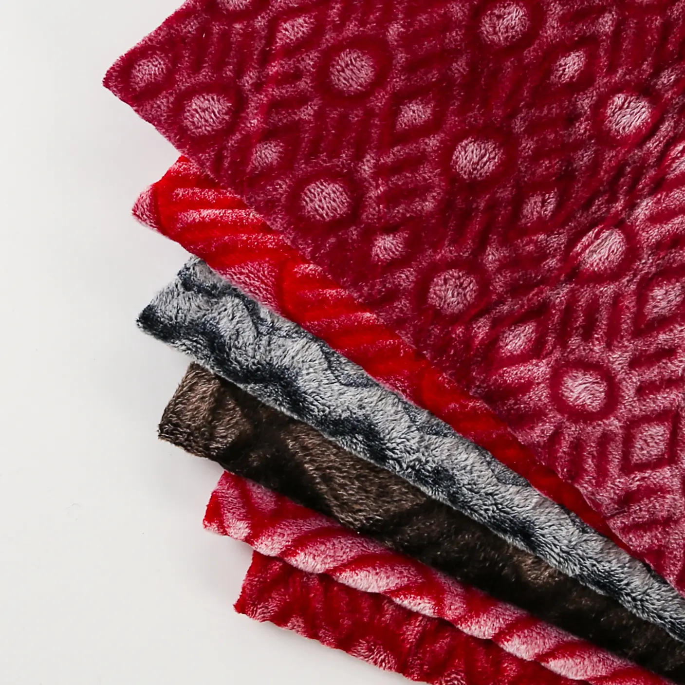 Precio de fábrica tela de terciopelo en relieve 100% poliéster felpa corta tapicería suave tela de terciopelo para ropa juguetes