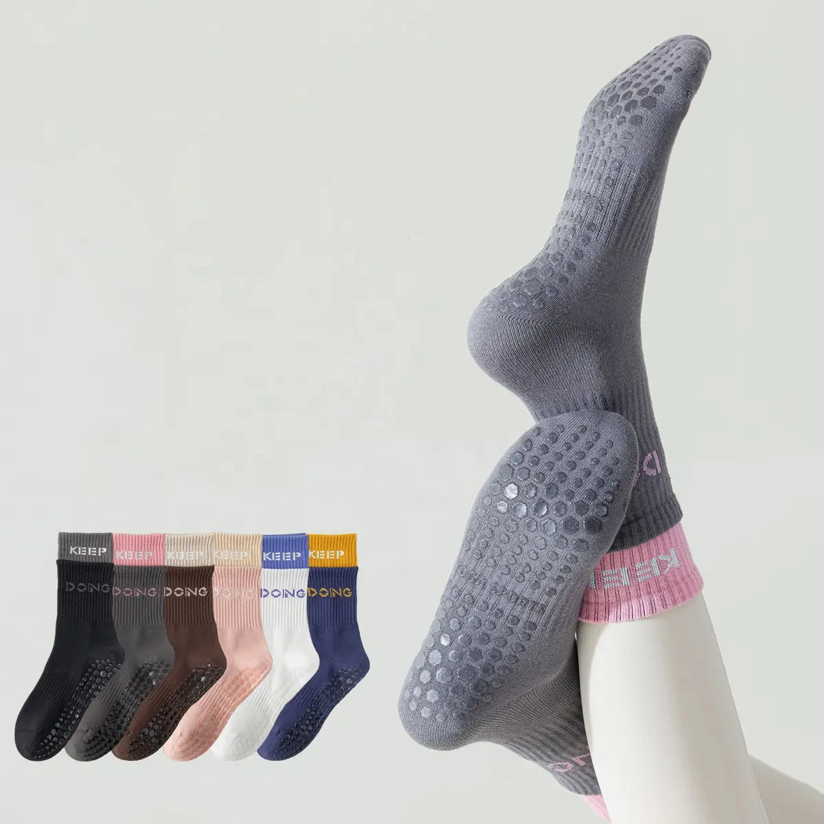 Vente en gros de chaussettes de yoga en coton antidérapantes en coton pour femmes chaussettes à poignées aériennes pour pilates dance barre ballet
