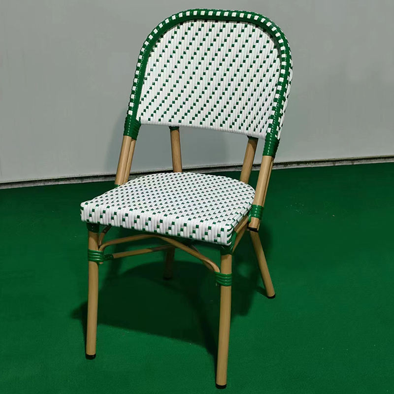chaise blanche à carreaux verts