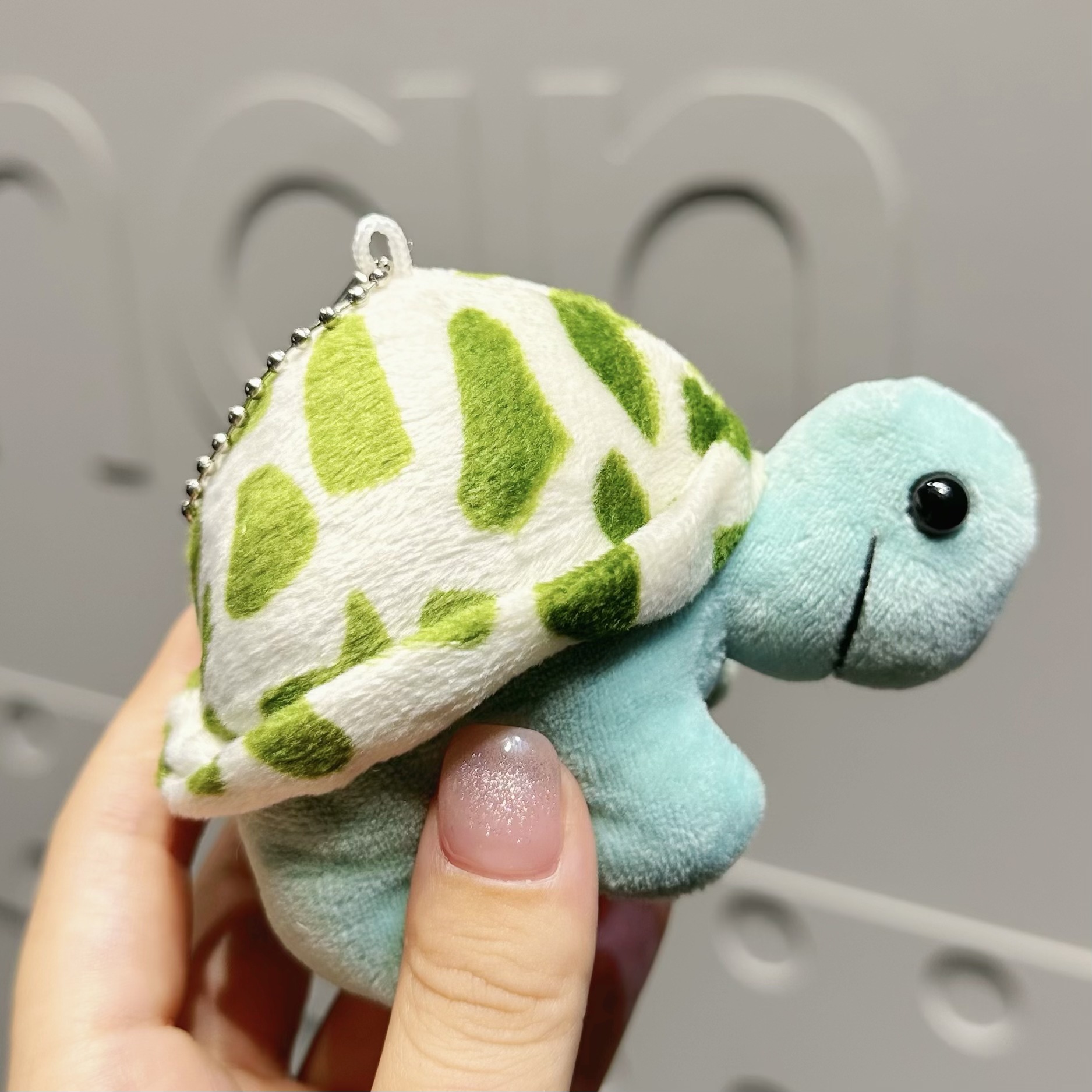 Tortuga de peluche - cadena plateada con puntos y cuerpo verde