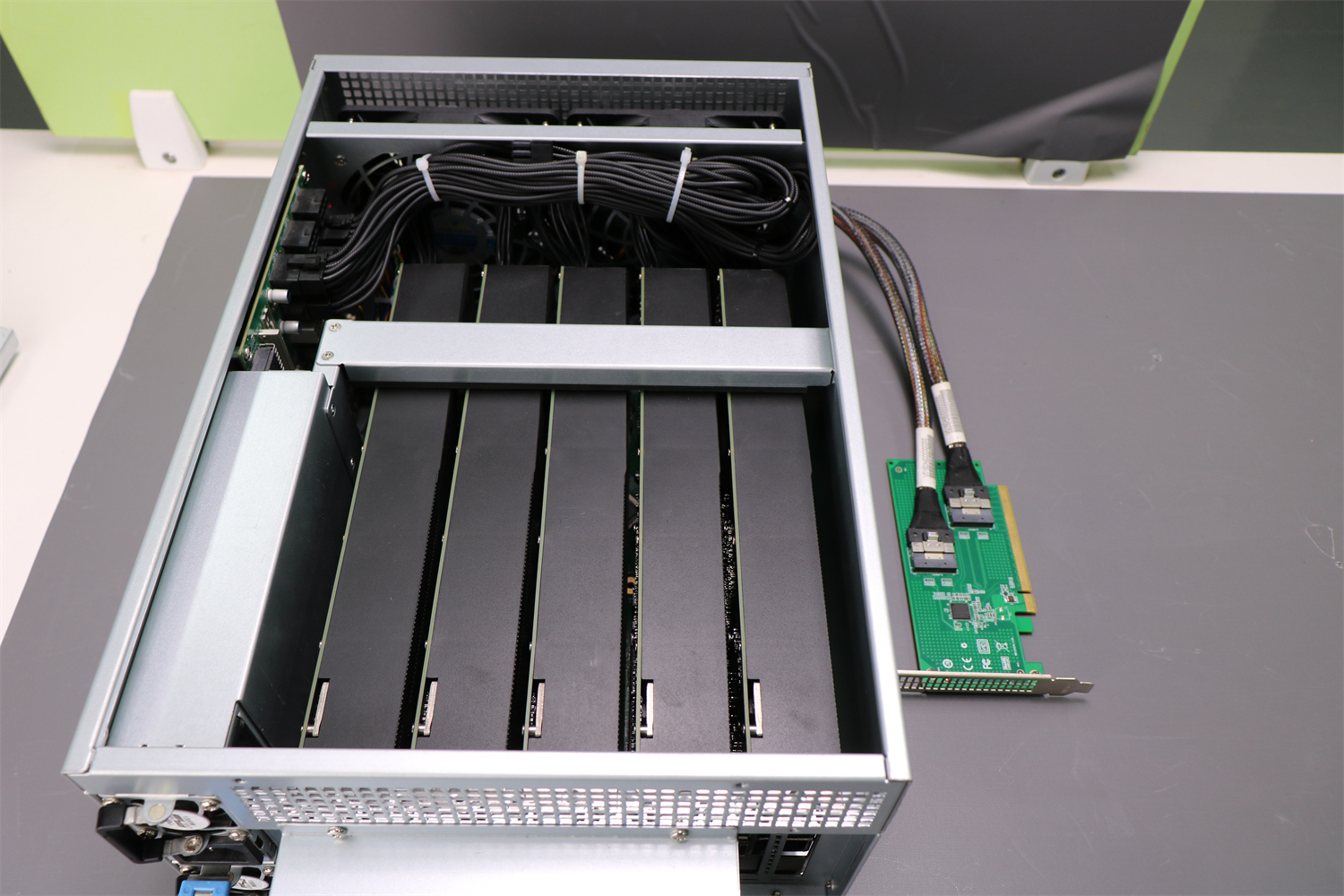 Station d'extension interne PEX88096 pour 5 GPU
