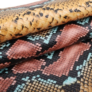 0,9 MM Python flor piel de serpiente estampado en relieve textura PU cuero Artificial para carteras bolsos tapicería fabricación