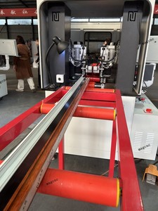 Máquina moleteadora de montaje de rotura térmica CNC con 9 ejes - Product Image 3
