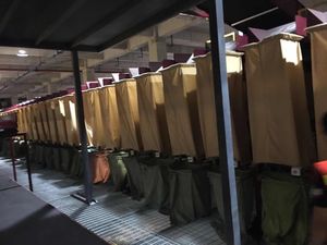 Selezionatrice di scarpe per lo smistamento di abbigliamento trasportatore di smistamento a nastro incrociato con DWS per lo smistamento dei pacchi nel mozzo di smistamento - Product Image 3