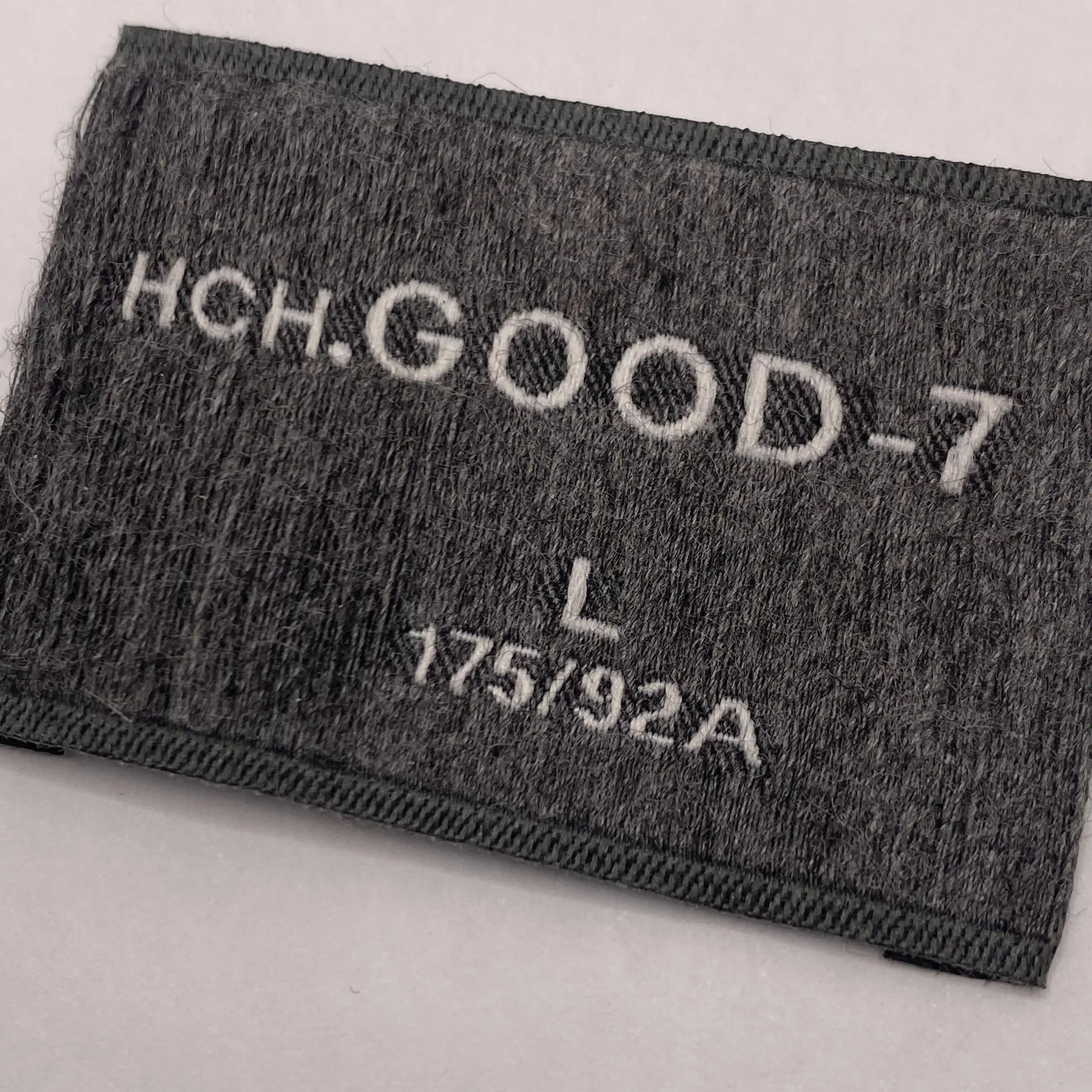 Étiquette tissée de vêtements en soie avec logo personnalisé de haute qualité pour vêtement
