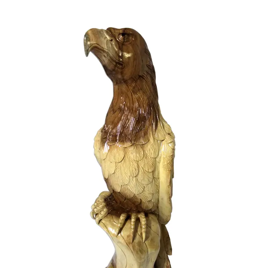 Estatua de águila de madera hecha a mano de Indonesia, arte de animales salvajes majestuosos para decoración del hogar, arte exquisito y elegancia de la naturaleza 2023