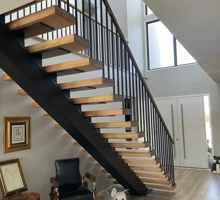 Escalier intérieur en bois de chêne blanc en forme de u pour petit espace avec balustrade en acier