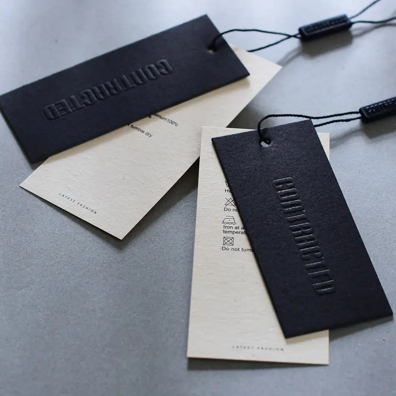 Cartellini personalizzati di lusso in rilievo etichette per indumenti in cartone nero 800gsm etichette per abbigliamento