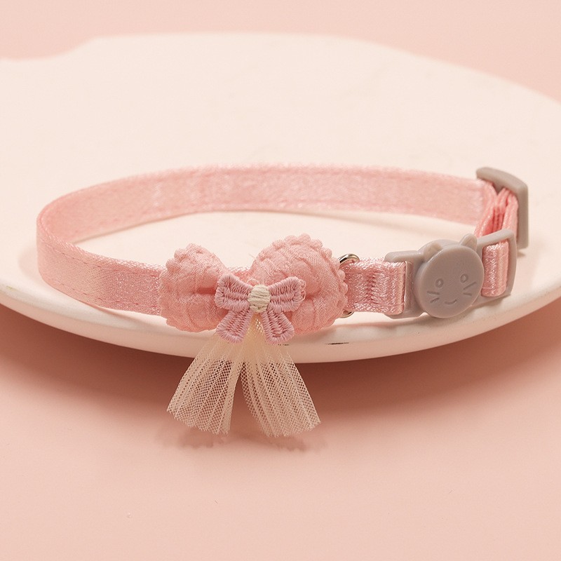 Petit nœud papillon en dentelle rose