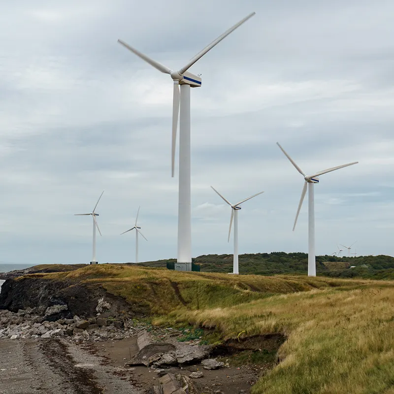 Système d'énergie solaire éolienne hybride de qualité concurrentielle Générateur d'éolienne avec système 100kw 200kw 500kw 1mw Acier au carbone HELIOS