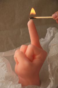 Творческий уникальный странный жест презрения средний палец в форме соевого воска ароматические свечи ароматизированные свечи оптом - Product Image 2