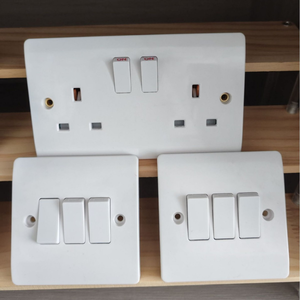 BG Series 146 Estándar británico Doble posición 13A Enchufe de madera de goma multifuncional con interruptor